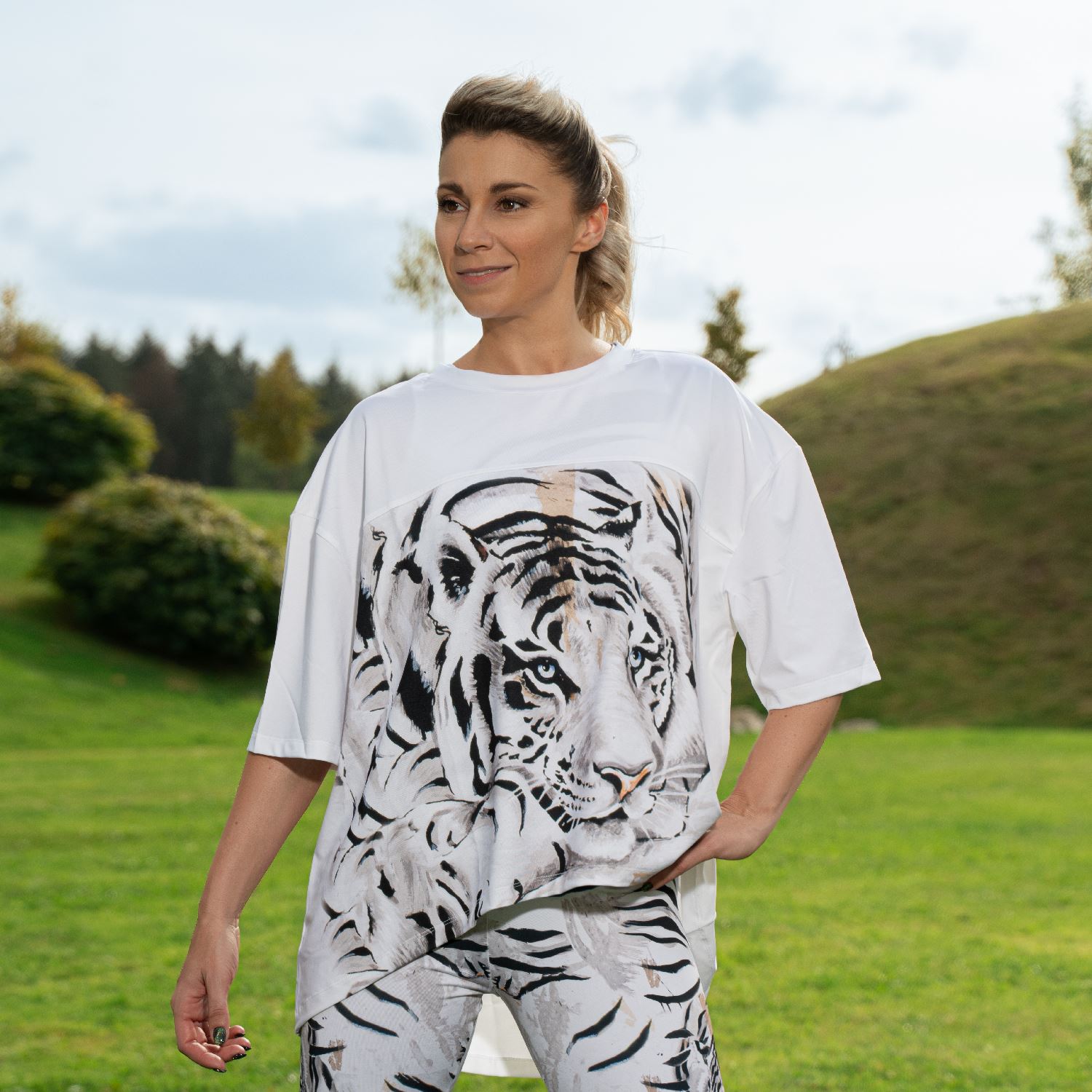 Weites T-Shirt, Long Shirt für Damen mit Print Tiger vom Künstler Rolf Knie